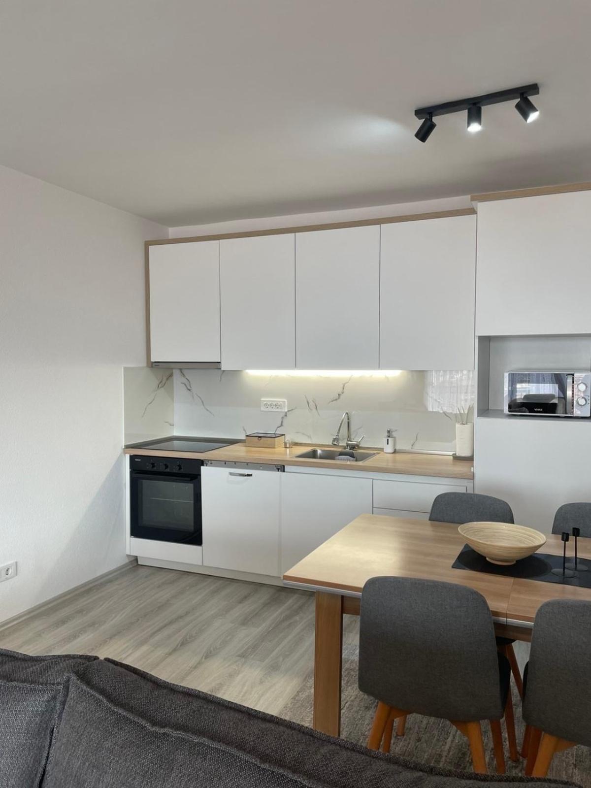 Apartment Prizreni-Free Private Parking Exterior photo